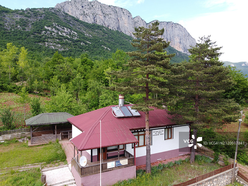 天空背景下的房屋和树木的俯视图图片素材