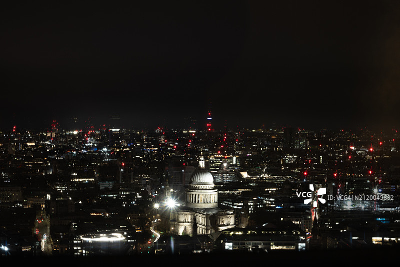 城市夜间照明建筑的高角度视角图片素材
