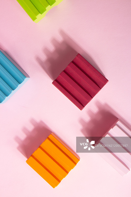 彩色铅笔桌面高角度视图图片素材