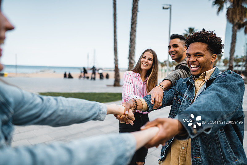 朋友们在巴塞罗那的欢乐时光图片素材