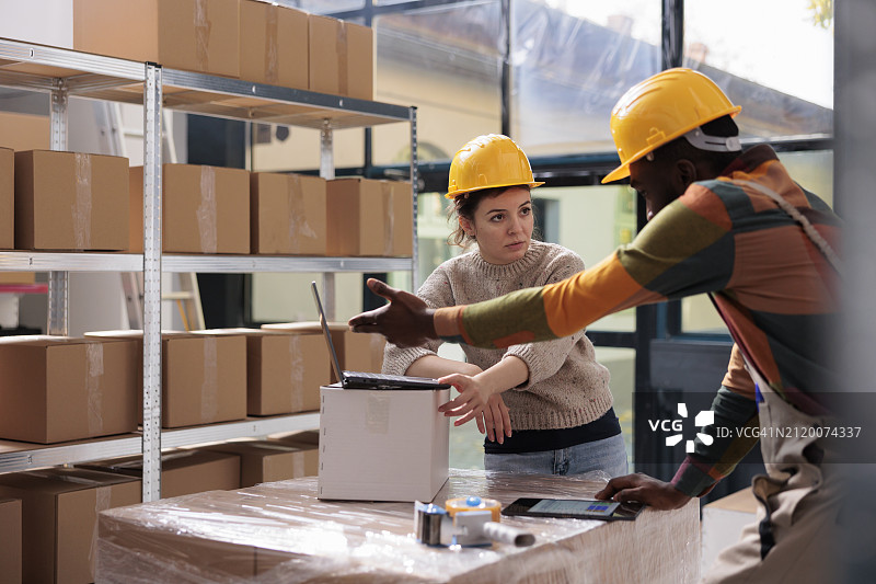 仓库里的女工图片素材