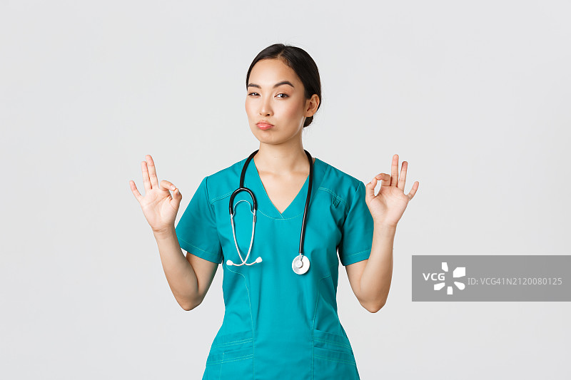 女医生在白色背景下做手势图片素材