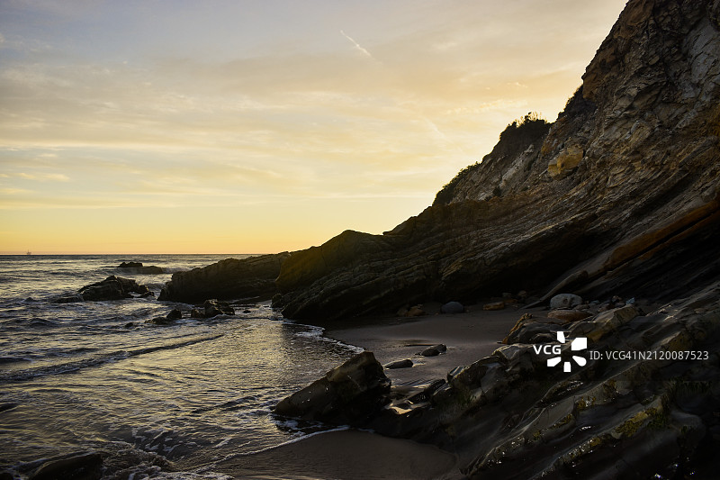 美国加利福尼亚州戈莱塔日落时分的海景图片素材