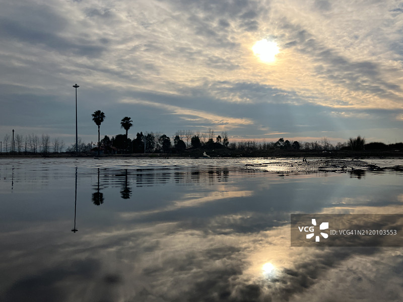 伊朗吉兰省基亚夏尔日落时湖泊的风景图片素材