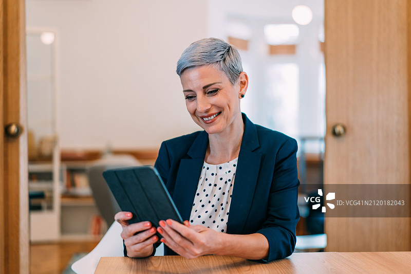 现代办公室里自信的女商人。图片素材