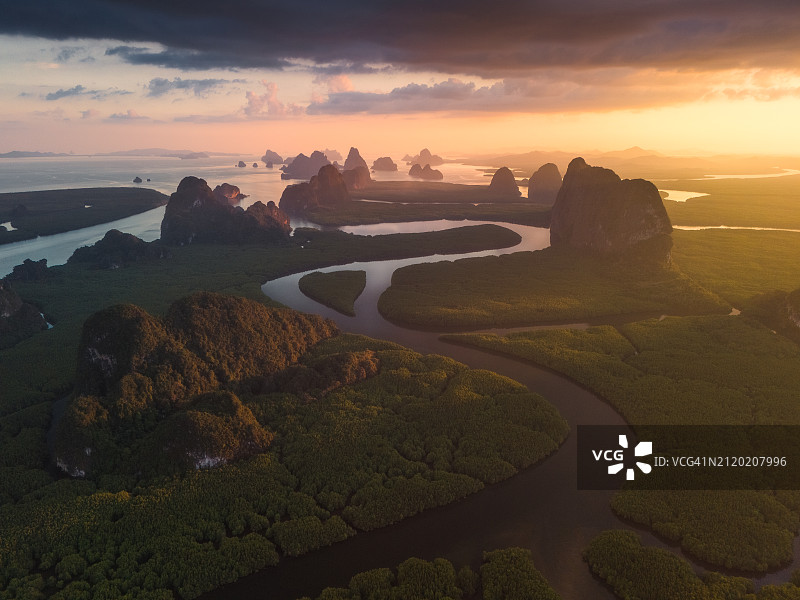 攀牙湾鸟瞰图：日出时通往大海的航道和周围的青山图片素材