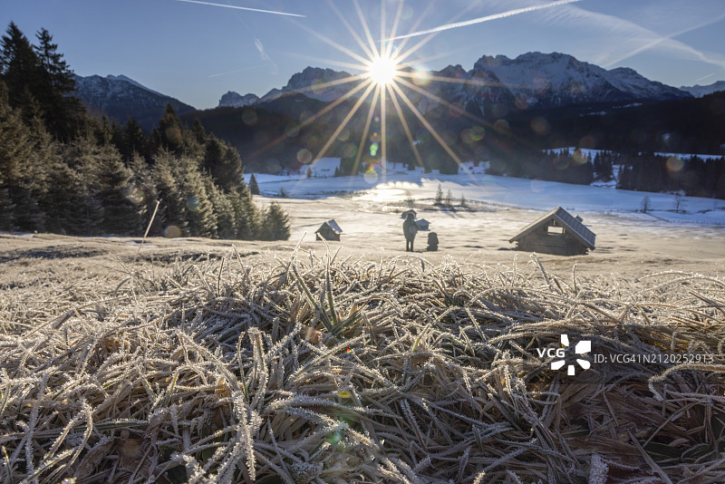 白雪皑皑的群山映衬着天空的美景图片素材