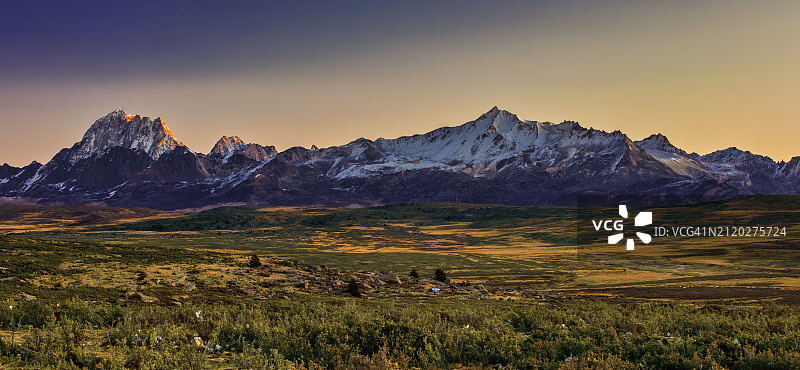 日落时雪山映衬天空的美景图片素材
