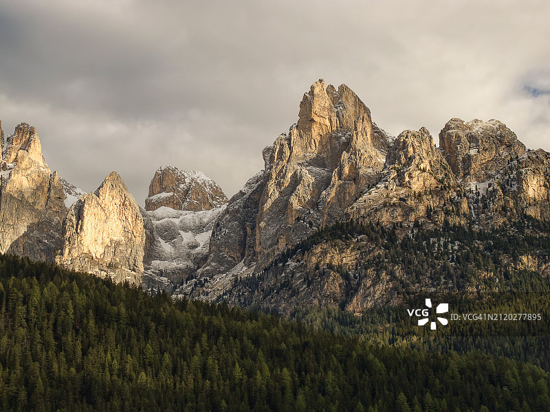 意大利圣乔瓦尼迪法萨岩石山脉全景图片素材