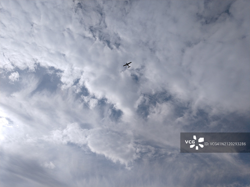 风筝在阳光下飞舞，地点：日本、美国密歇根州伯明翰图片素材