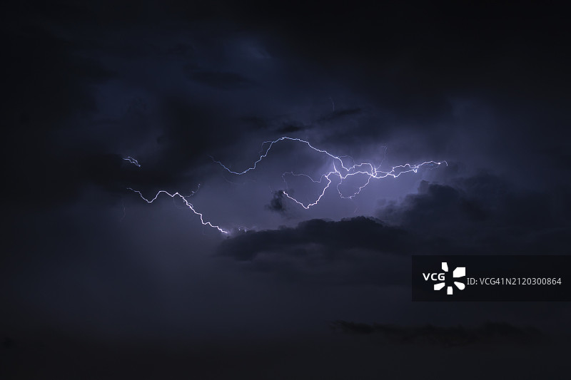 夜空中闪电的仰视角度图片素材