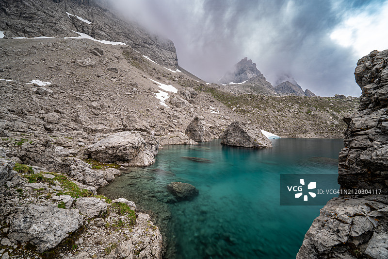 湖和山的全景对着天空图片素材