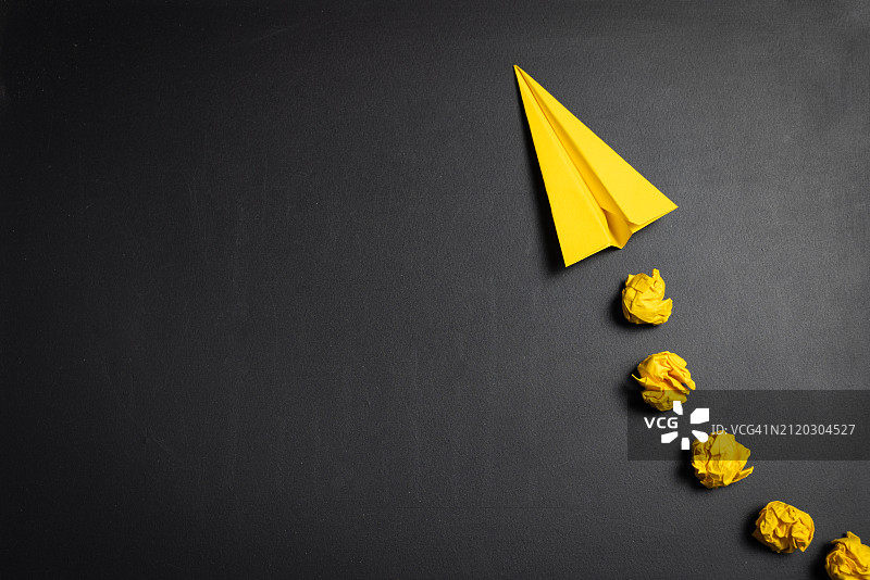 桌子上黄色折纸的高角度照片图片素材