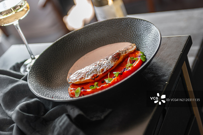 餐桌上盘子里食物的特写图片素材