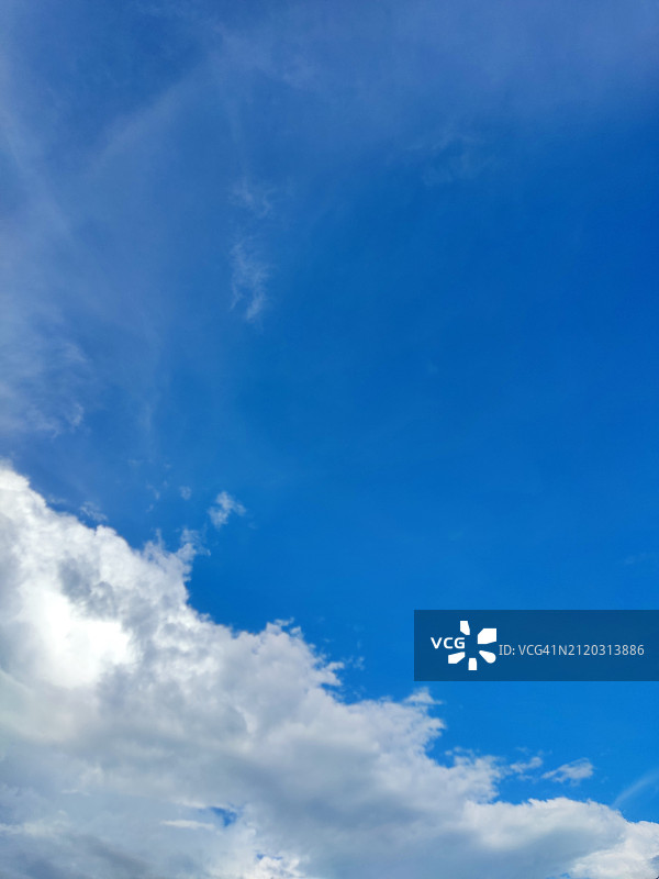 天空中云的低角度视图图片素材