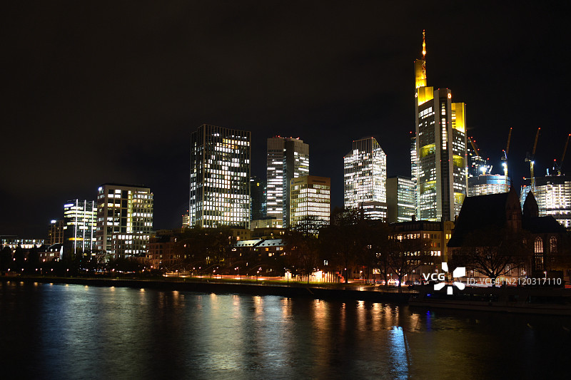 夜间灯火通明的建筑景观图片素材