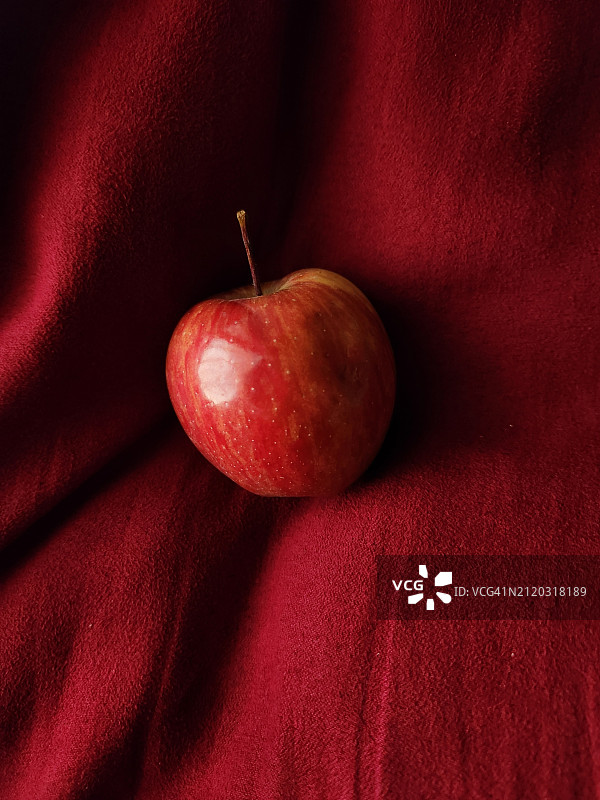 纺织品上的苹果特写图片素材