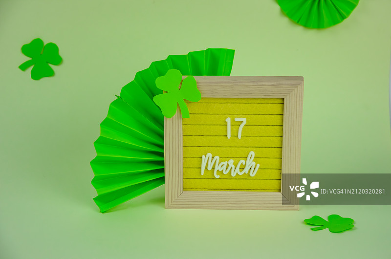 绿色背景上的绿色板特写图片素材