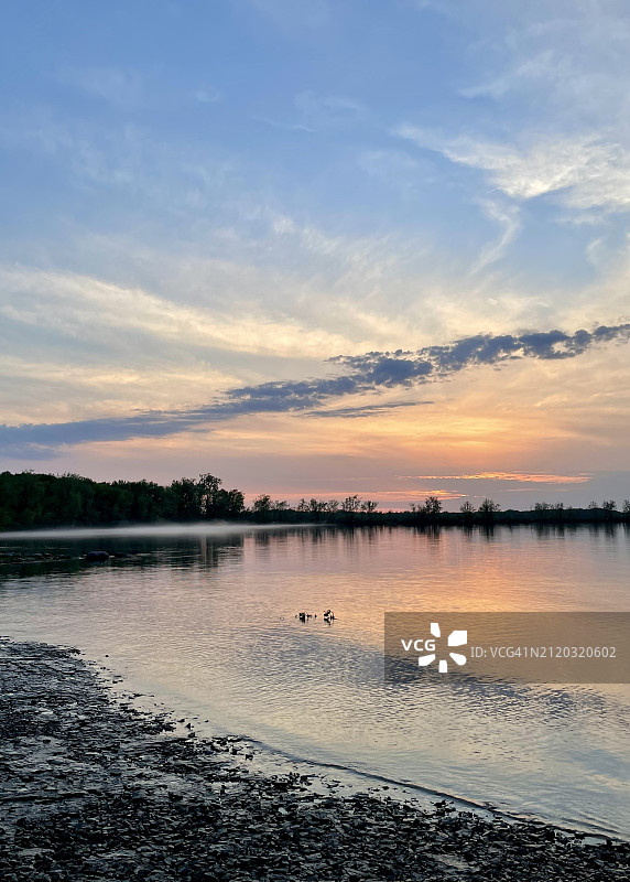 渥太华日落时分的湖景图片素材