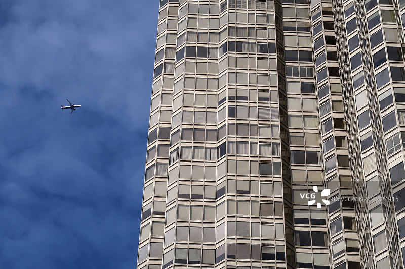 飞机飞过高层住宅楼图片素材