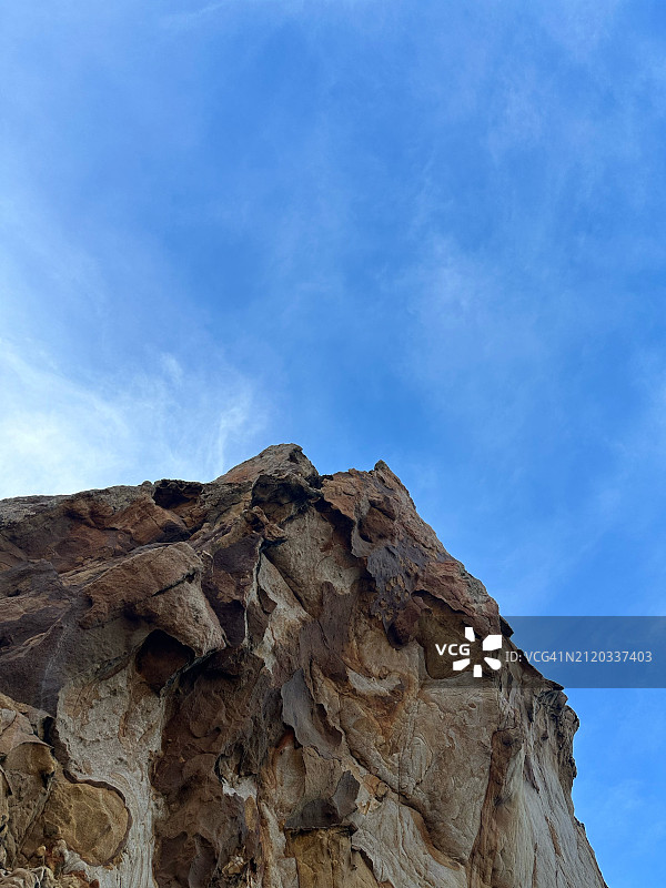 丹吉尔岩层仰视景观，摩洛哥图片素材