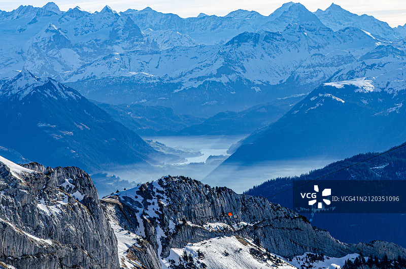 白雪皑皑的群山映衬着天空的美景图片素材