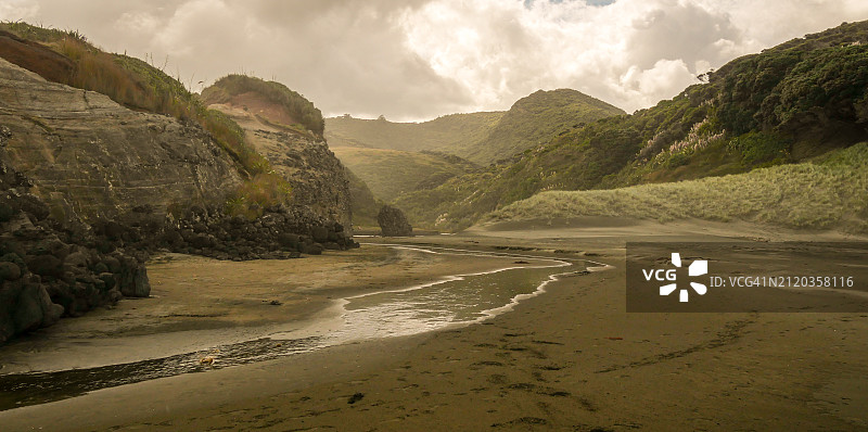 山对着天空的美景图片素材