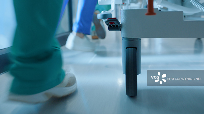 医院走廊：医生、病床、急救、医护人员的脚和担架图片素材