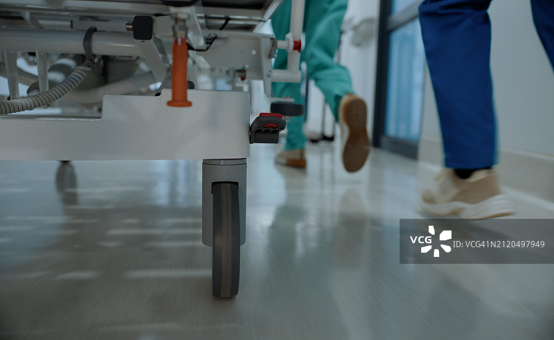 医院走廊里的紧急救援：医护人员用担架快速转运病人图片素材