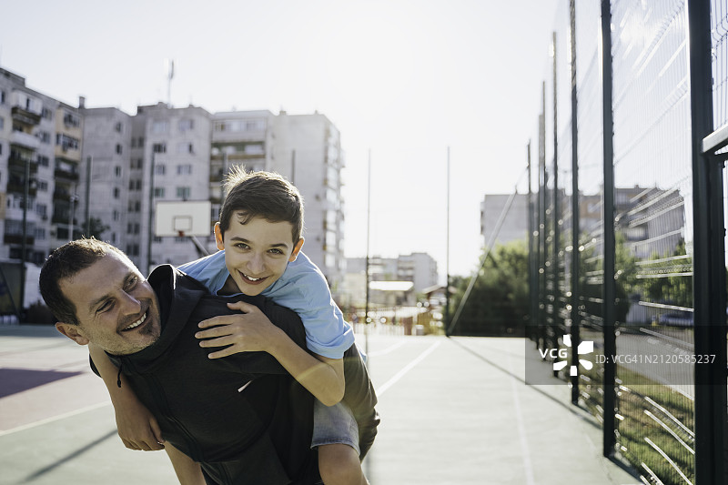 清晨训练：父子打篮球的对话图片素材