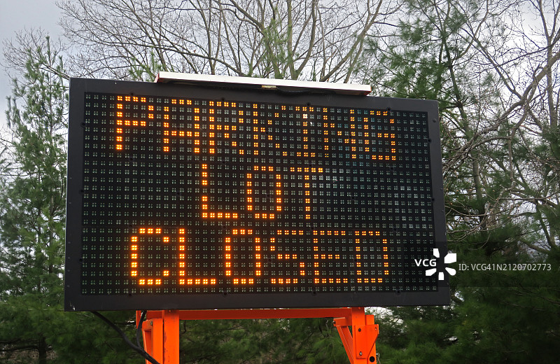 显示“停车场关闭”的LED交通标志图片素材