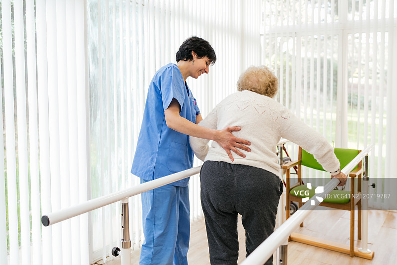 理疗师协助老年人进行康复锻炼图片素材