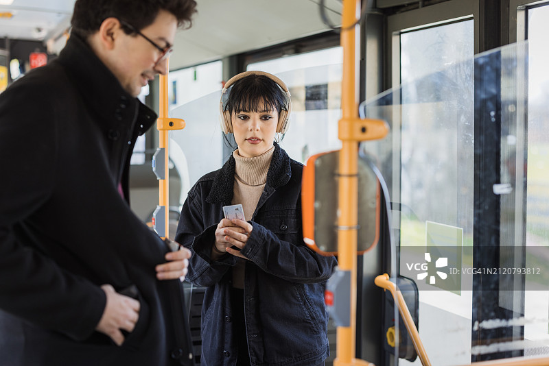 学生支付巴士车费图片素材