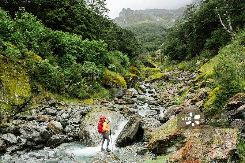 享受大自然的徒步旅行者图片素材