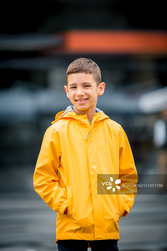 城市探索者：快乐的黄衣女子图片素材