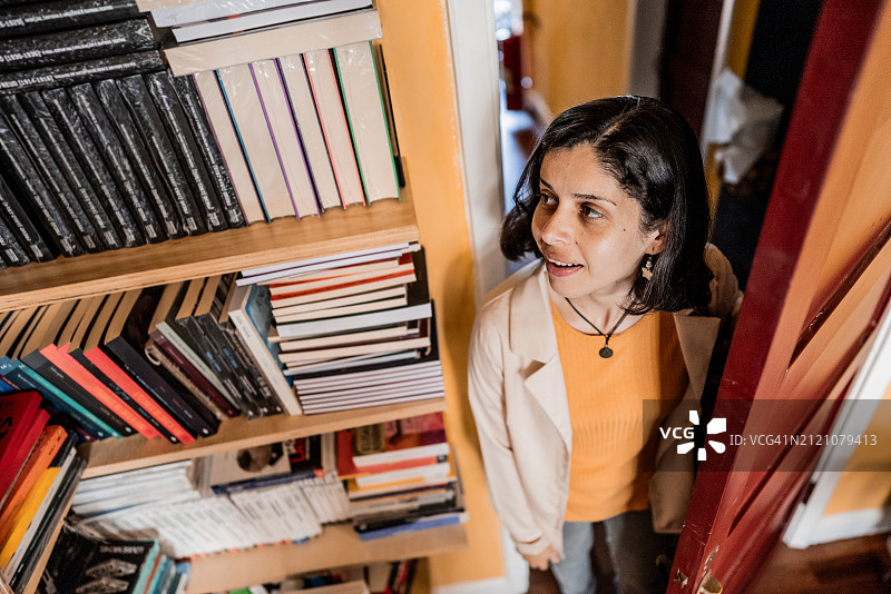 中年妇女进入图书馆图片素材