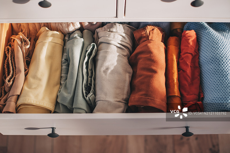 手拿衣物的抽屉柜图片素材