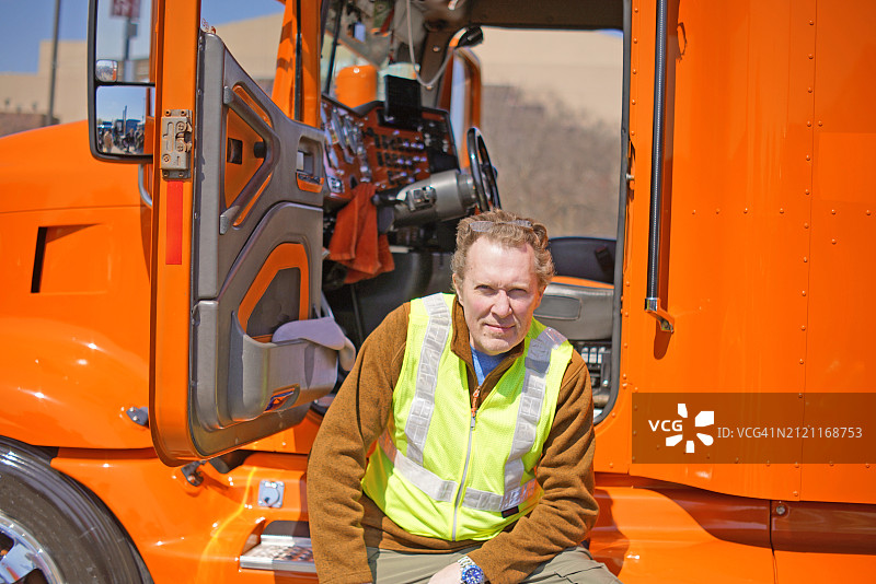 半挂卡车司机休息中图片素材