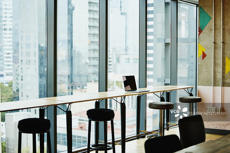 联合办公空间里，笔记本电脑放在桌子上图片素材