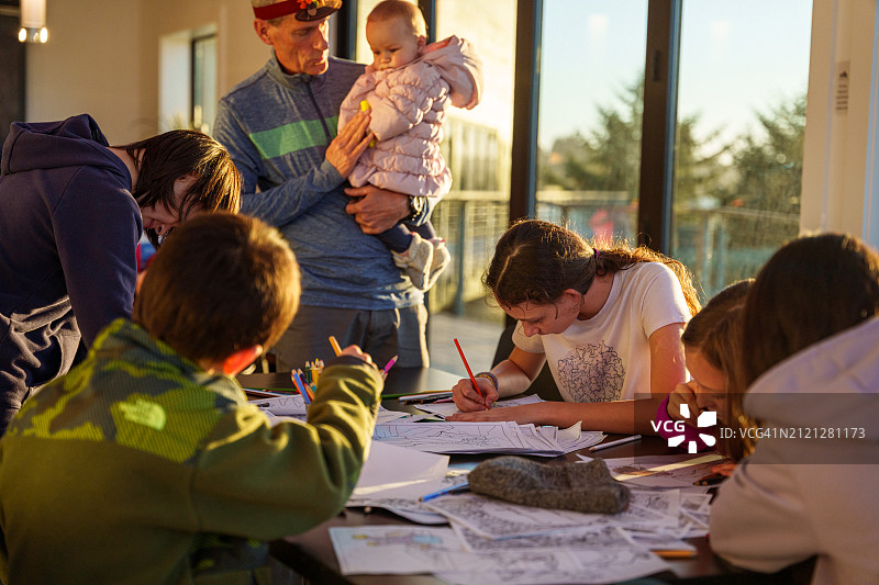 一家人一起享受冬季假期图片素材