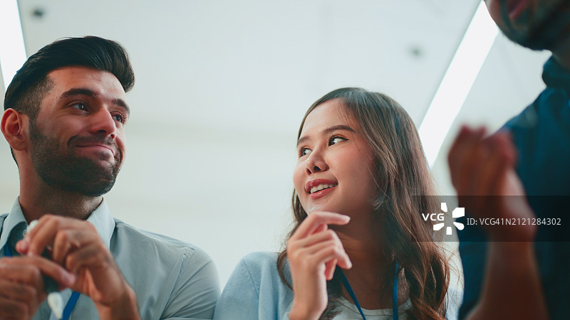 商务人士在办公室会议室会面图片素材