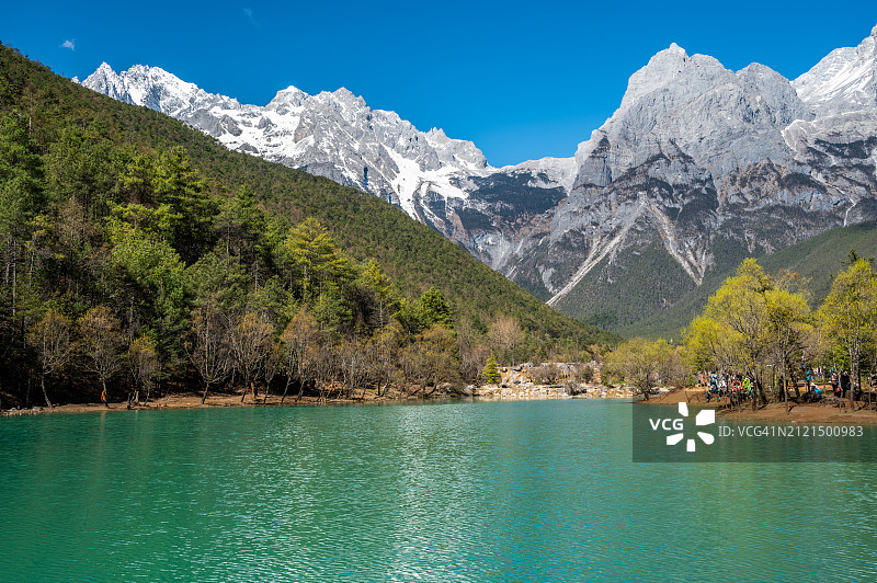 中国云南省丽江玉龙雪山景区蓝月谷的壮丽景色图片素材