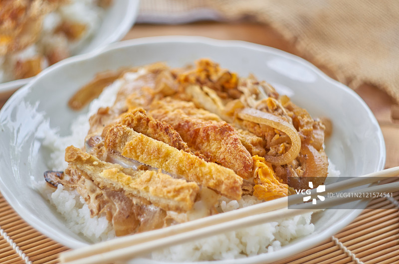 白色盘子里的自制炸猪排饭图片素材