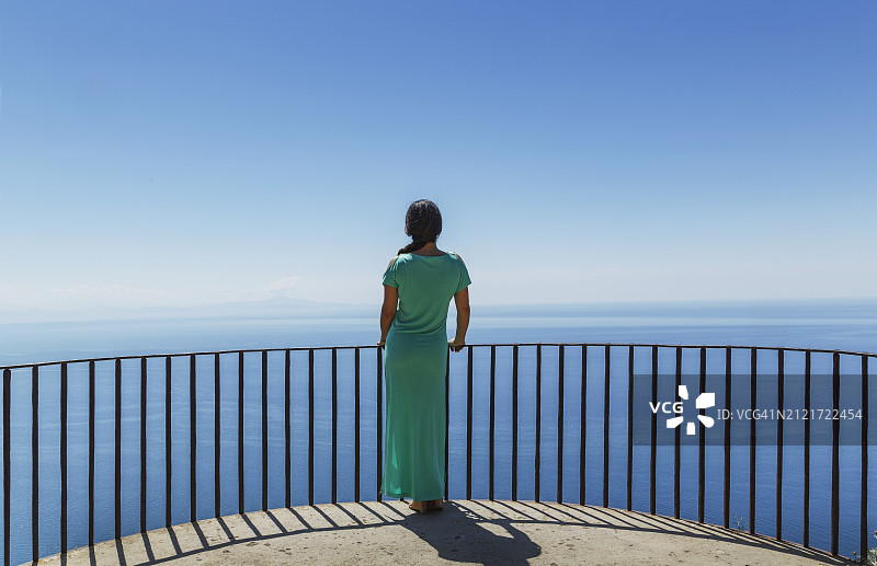 意大利阿马尔菲海岸的女人图片素材