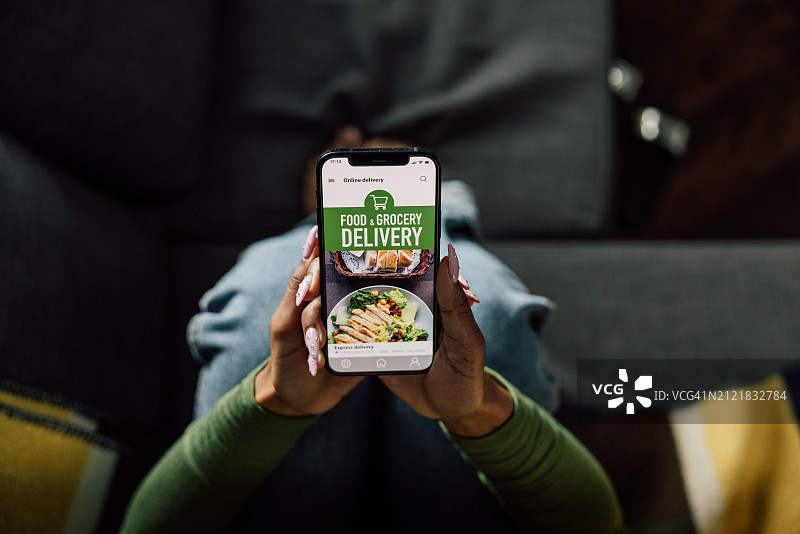 女人使用送餐手机应用程序图片素材