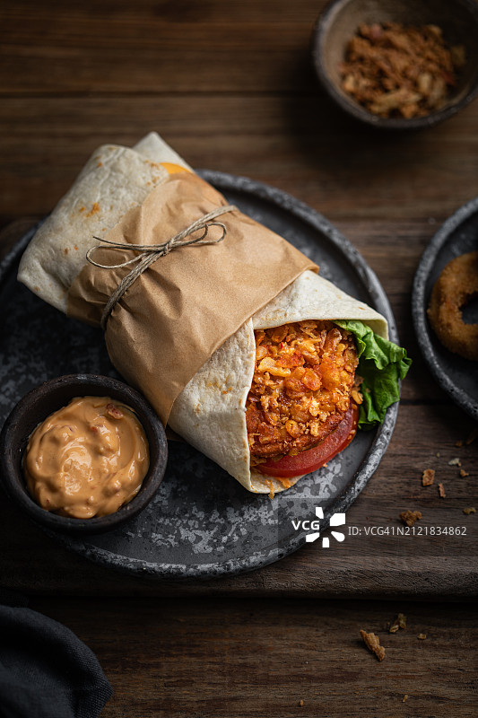 鸡肉卷饼沙拉配番茄辣椒酱和洋葱图片素材