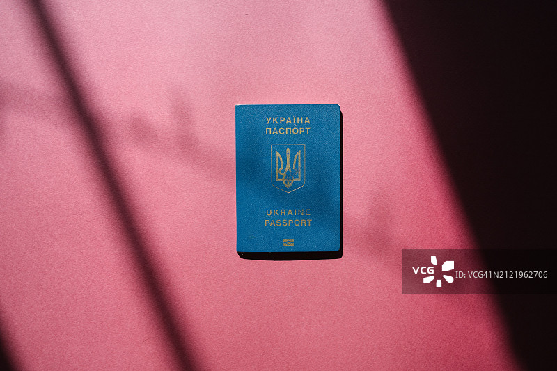 粉色背景上的乌克兰护照图片素材