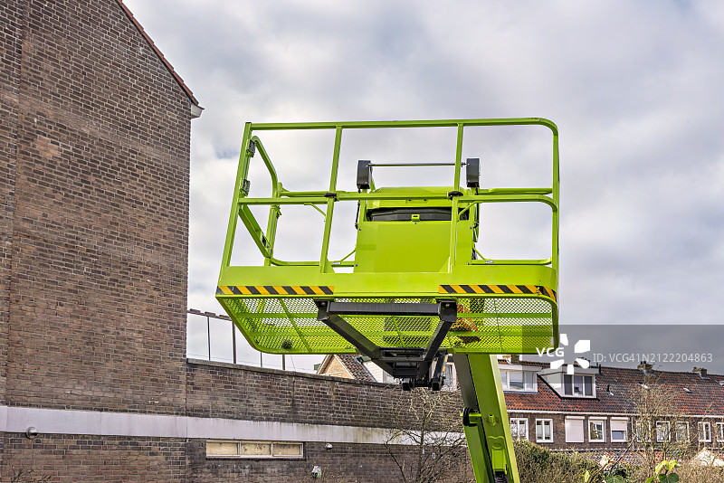 RT电动铰接臂升降机的钢笼图片素材