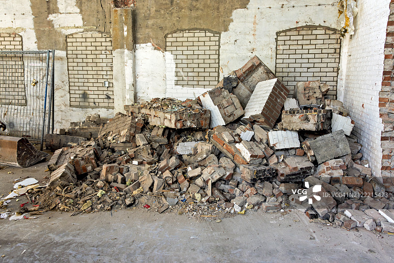 拆除的工厂建筑一角的碎石图片素材