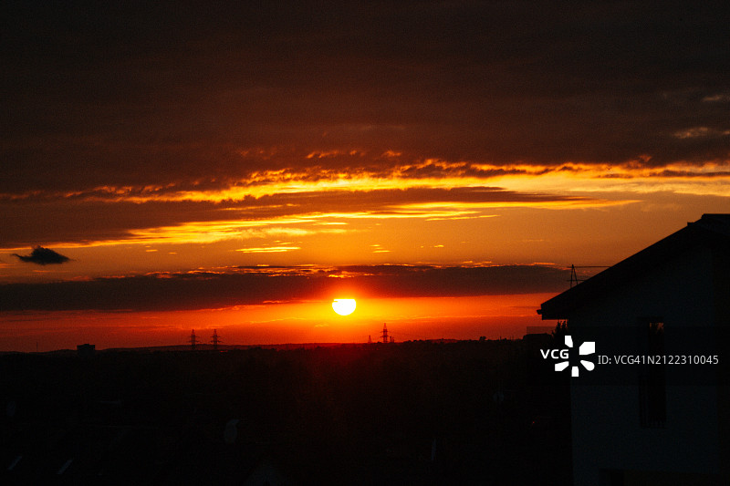 有大太阳的橘色日落图片素材